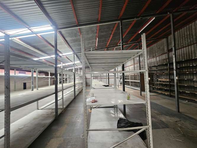 Edificio comercial moderno con sala de exhibición y bodega en San José - Imagen 14