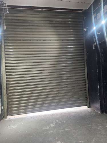 Edificio comercial moderno con sala de exhibición y bodega en San José - Imagen 12