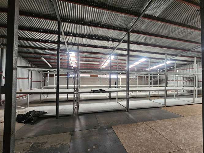 Edificio comercial moderno con sala de exhibición y bodega en San José - Imagen 9
