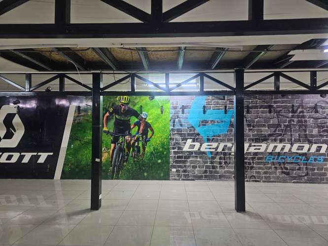 Edificio comercial moderno con sala de exhibición y bodega en San José - Imagen 2