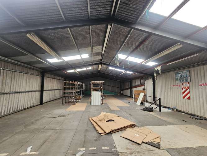 Edificio comercial moderno con sala de exhibición y bodega en San José - Imagen 7
