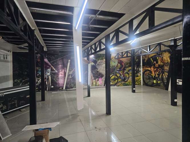 Edificio comercial moderno con sala de exhibición y bodega en San José - Imagen 10