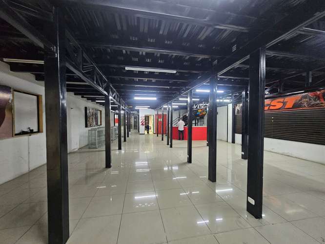 Edificio comercial moderno con sala de exhibición y bodega en San José - Imagen 4