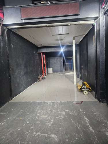 Edificio comercial moderno con sala de exhibición y bodega en San José - Imagen 13