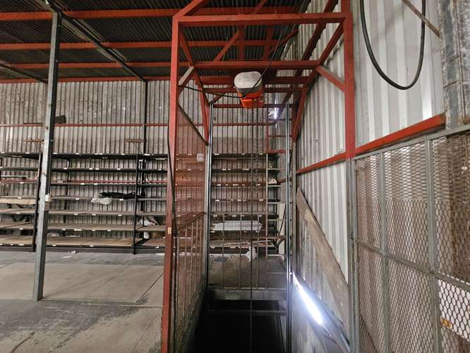 Edificio comercial moderno con sala de exhibición y bodega en San José - Imagen 8