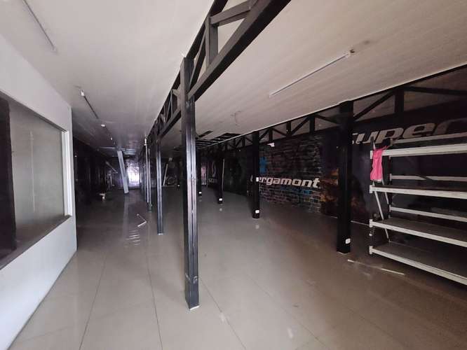 Edificio comercial moderno con sala de exhibición y bodega en San José - Imagen 5