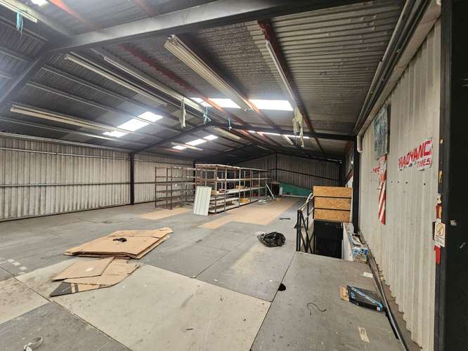 Edificio comercial moderno con sala de exhibición y bodega en San José - Imagen 15