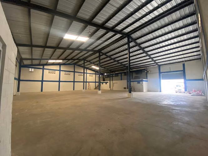 Nave industrial en alquiler en El Almirante