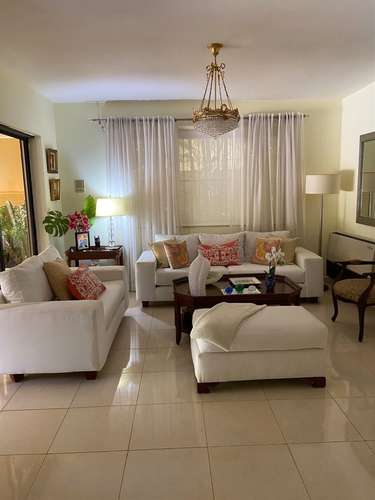 Casa En Venta Construida En 2 Niveles En Ensanche Julieta