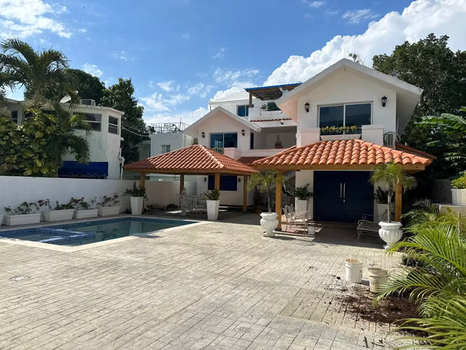 Casa en alquiler para uso Comercial o Residencial en Juan Dolio de 6 habitaciones