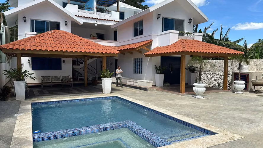 Casa en alquiler para uso Comercial o Residencial en Juan Dolio de 6 habitaciones