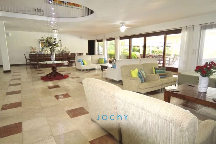 Jochy Real Estate vende, villa en Casa de Campo, La Romana, R.D - Imagen 2