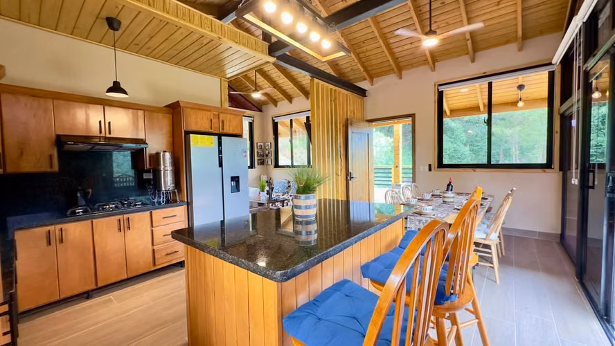 Hermosa Villa de 3 Niveles en Venta en Jarabacoa - Imagen 2