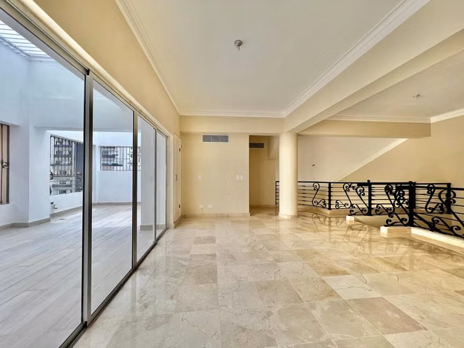 Penthouse en venta / alquiler en el Ensanche Paraíso de 4 habitaciones