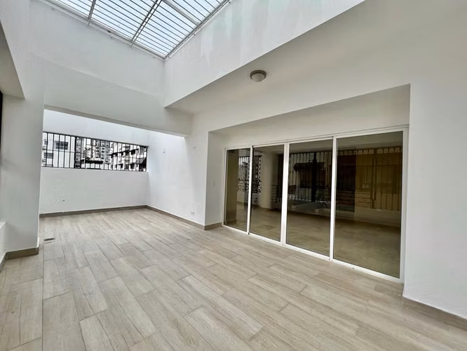 Penthouse en venta / alquiler en el Ensanche Paraíso de 4 habitaciones