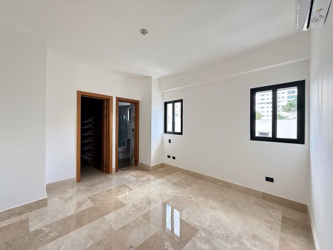 Apartamento con terraza privada y 3 parqueos en Serralles - Imagen 4