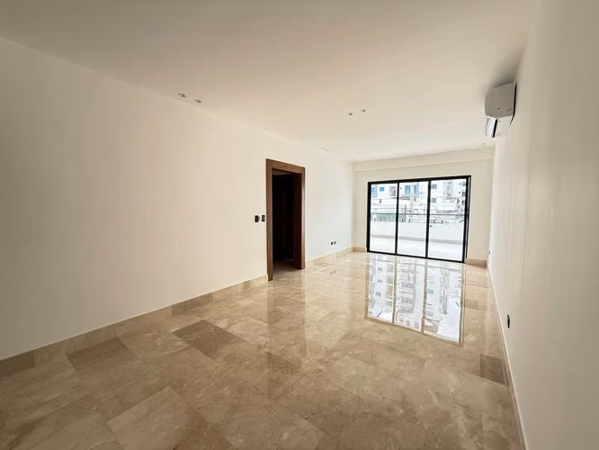 Apartamento con terraza privada y 3 parqueos en Serralles