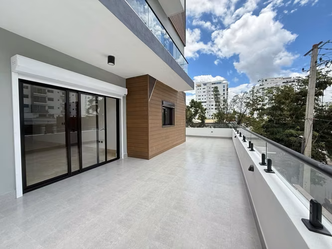 Apartamento con terraza privada y 3 parqueos en Serralles - Imagen 2