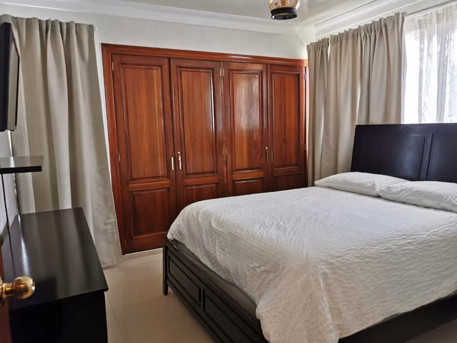 Apartamento En Alquiler De 4 Habitaciones Y 2 Baños En Piantini - Imagen 3