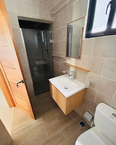Apartamento Primer Nivel con Patio, 2 Habitaciones y 2 Parqueos de Venta en Urb. Jardines del Sur!