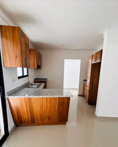 Apartamento Primer Nivel con Patio, 2 Habitaciones y 2 Parqueos de Venta en Urb. Jardines del Sur!