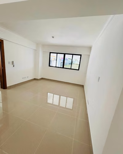Apartamento Primer Nivel con Patio, 2 Habitaciones y 2 Parqueos de Venta en Urb. Jardines del Sur!