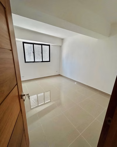 Apartamento en 2do Nivel con Terraza, 3 Habitaciones y 2 Parqueos de Venta en Urb. Jardines del Sur