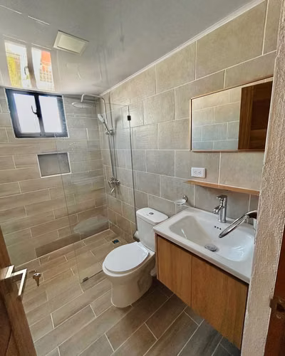 Apartamento con 3 Habitaciones y 2 Parqueos de Venta en Urb. Jardines del Sur, Av. Hispanoamericana!