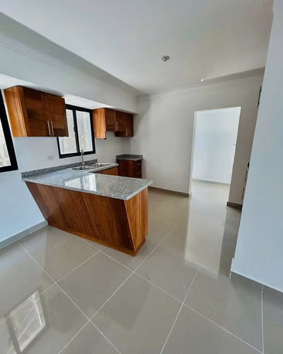 Apartamento con 3 Habitaciones y 2 Parqueos de Venta en Urb. Jardines del Sur, Av. Hispanoamericana!
