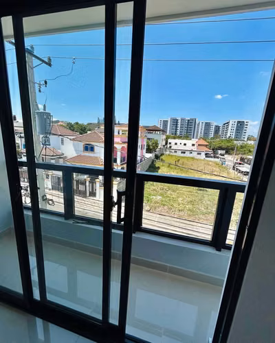 Apartamento con 3 Habitaciones y 2 Parqueos de Venta en Urb. Jardines del Sur, Av. Hispanoamericana!