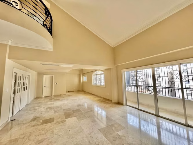 Penthouse en venta / alquiler en el Ensanche Paraíso de 4 habitaciones