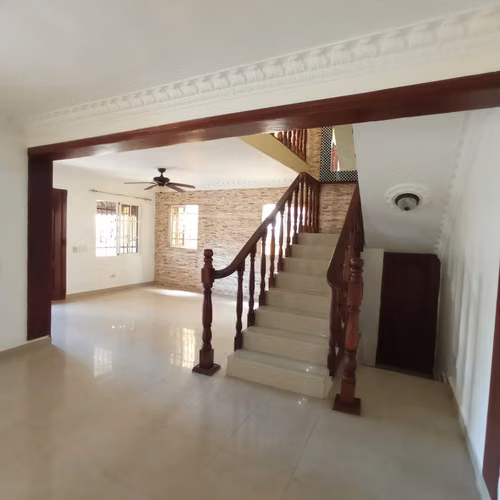 Casa en venta de 3 niveles en la Zona Oriental, Santo Domingo Este. - Imagen 2