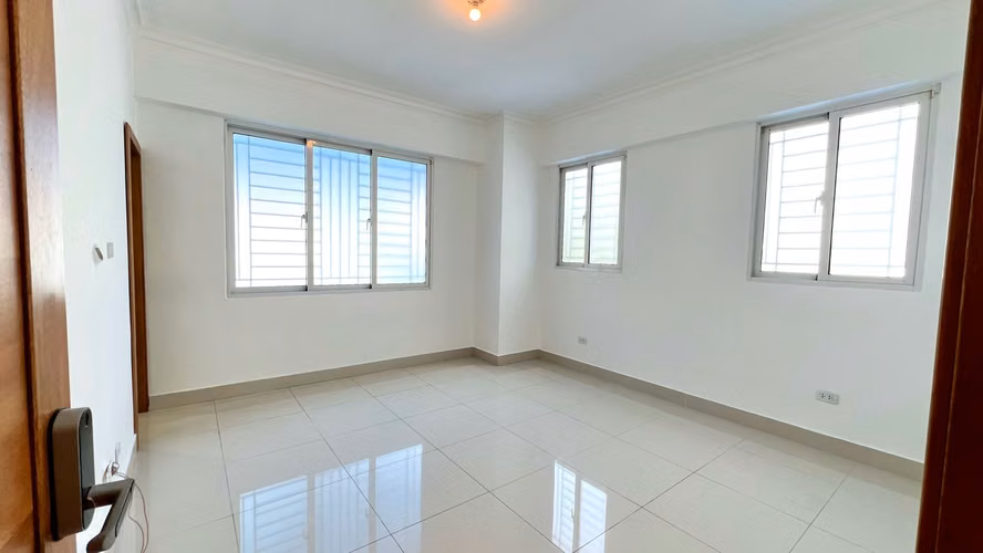 Apartamento en venta de 3 Habitaciones en 2do piso con Terraza en Evaristo Morales - Imagen 8