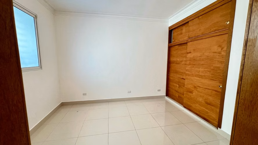 Apartamento en venta de 3 Habitaciones en 2do piso con Terraza en Evaristo Morales - Imagen 7