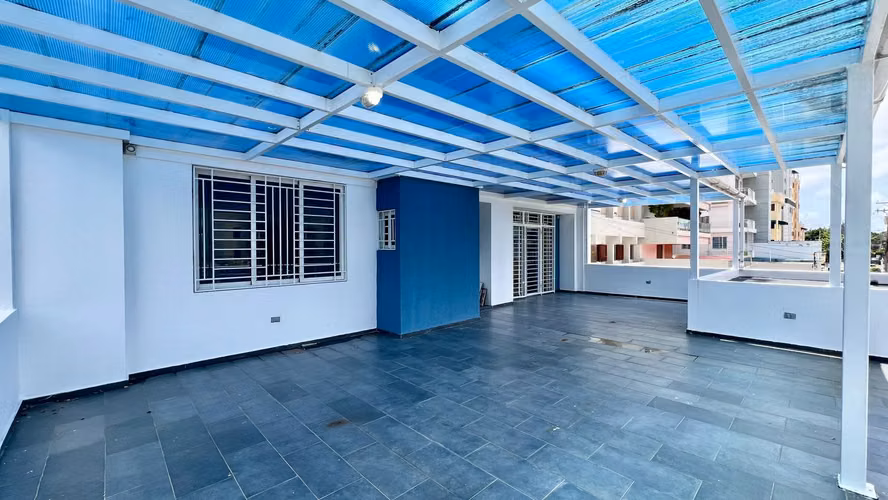 Apartamento en venta de 3 Habitaciones en 2do piso con Terraza en Evaristo Morales - Imagen 2
