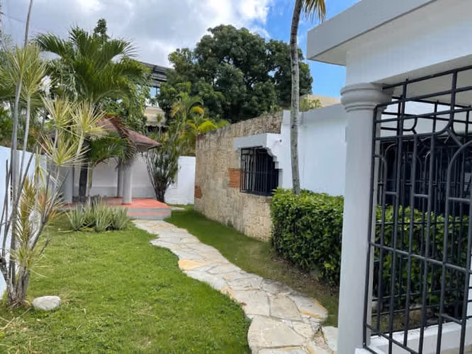 Casa en Alquiler de 4 Hab. en el Millon, D.N.