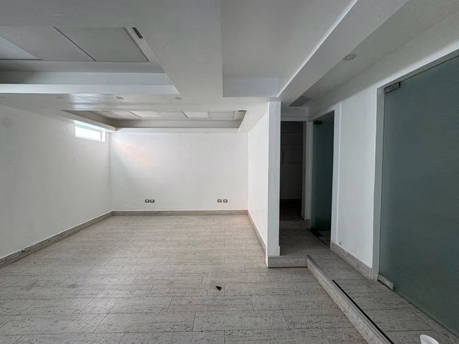 Alquilo Oficina o local en planta baja - Imagen 1