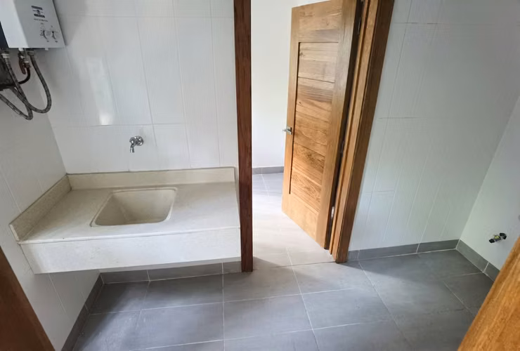Apartamento en 2do nivel con terraza en Los Cacicazgos