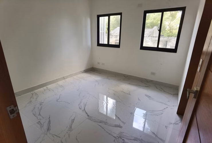Apartamento en 2do nivel con terraza en Los Cacicazgos