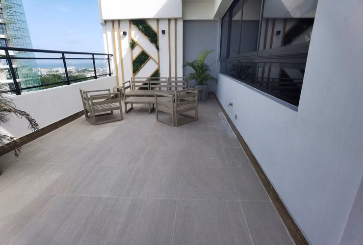 Apartamento en 2do nivel con terraza en Los Cacicazgos