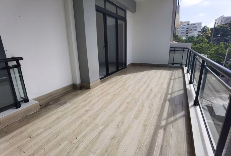 Apartamento en 2do nivel con terraza en Los Cacicazgos