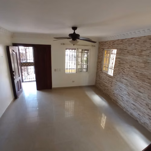 Casa en venta de 3 niveles en la Zona Oriental, S.D.E. - Imagen 2