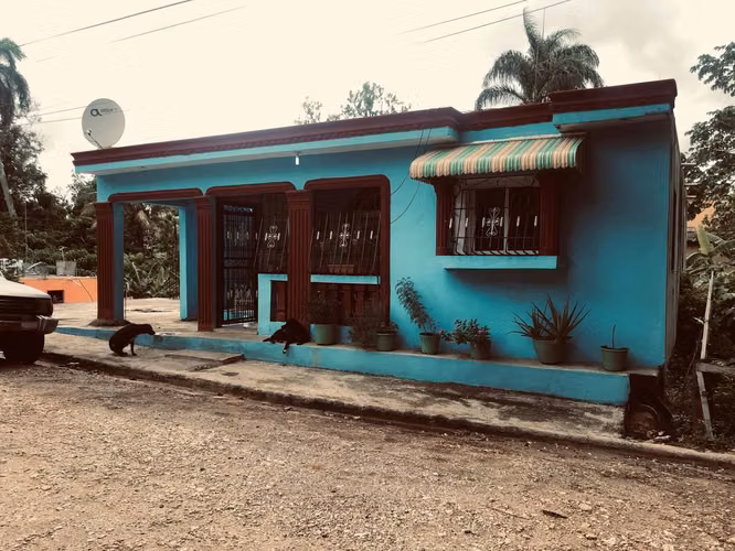 Oportunidad única: casa con estructura para más niveles en Villa Mella