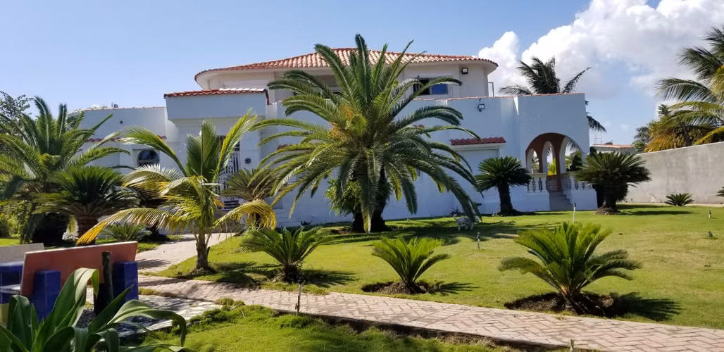 Casa de dos niveles con costa y hermosa vista en Baní