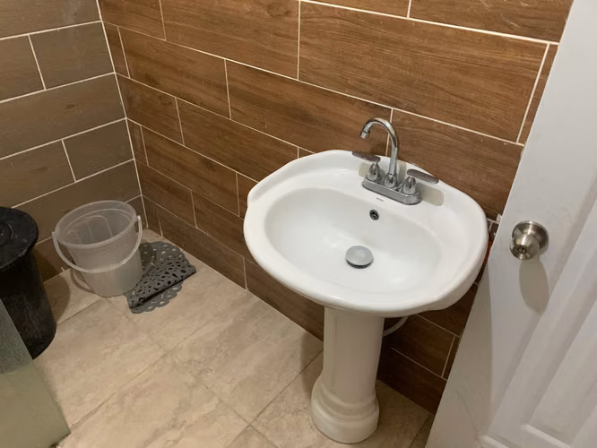 VENDO CASA EN ANDRES, BOCA CHICA, A 1 ESQ. DE LA AUTOPISTA, 4 HABS. - Imagen 5