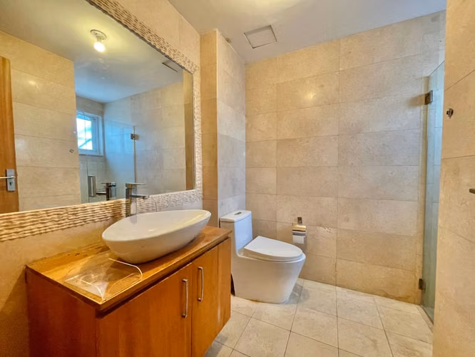 Hermoso Apartamento Amueblado en Piantini, 2 Habitaciones, 3 Parqueos, Piscina, Gym