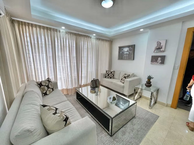 Hermoso Apartamento Amueblado en Piantini, 2 Habitaciones, 3 Parqueos, Piscina, Gym