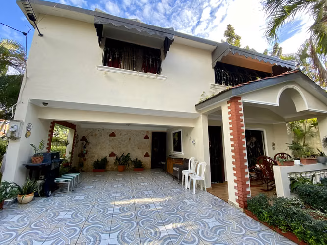Casa de Esquina en Colinas de los Rios