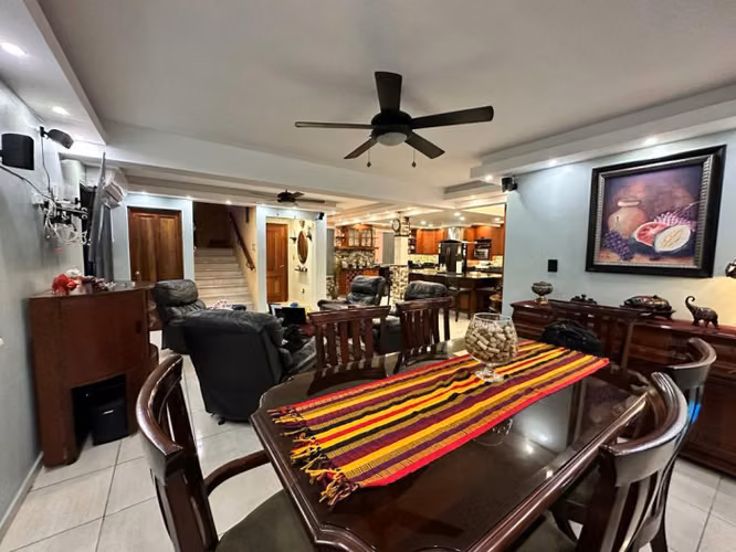 Casa de 2 niveles en Venta en Cuesta Hermosa, de 3 Habitaciones