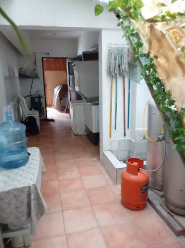 Casa Comercial con Parqueo y Patio Urb Fernandez